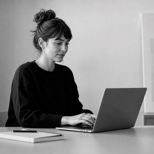 Webredakteurin arbeitet an einer Website am Laptop